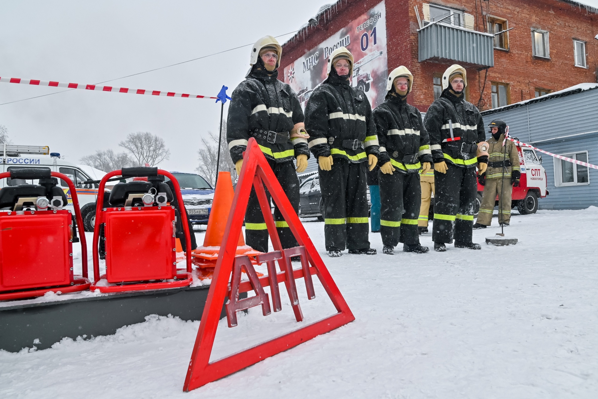 В Новокузнецке прошли гарнизонные соревнования по проведению  аварийно-спасательных работ при ДТП - Новости - Главное управление МЧС  России по Кемеровской области - Кузбассу