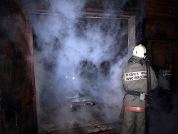 Спасатели МЧС России ликвидировали пожар в частном нежилом доме в Краснобродского ГО