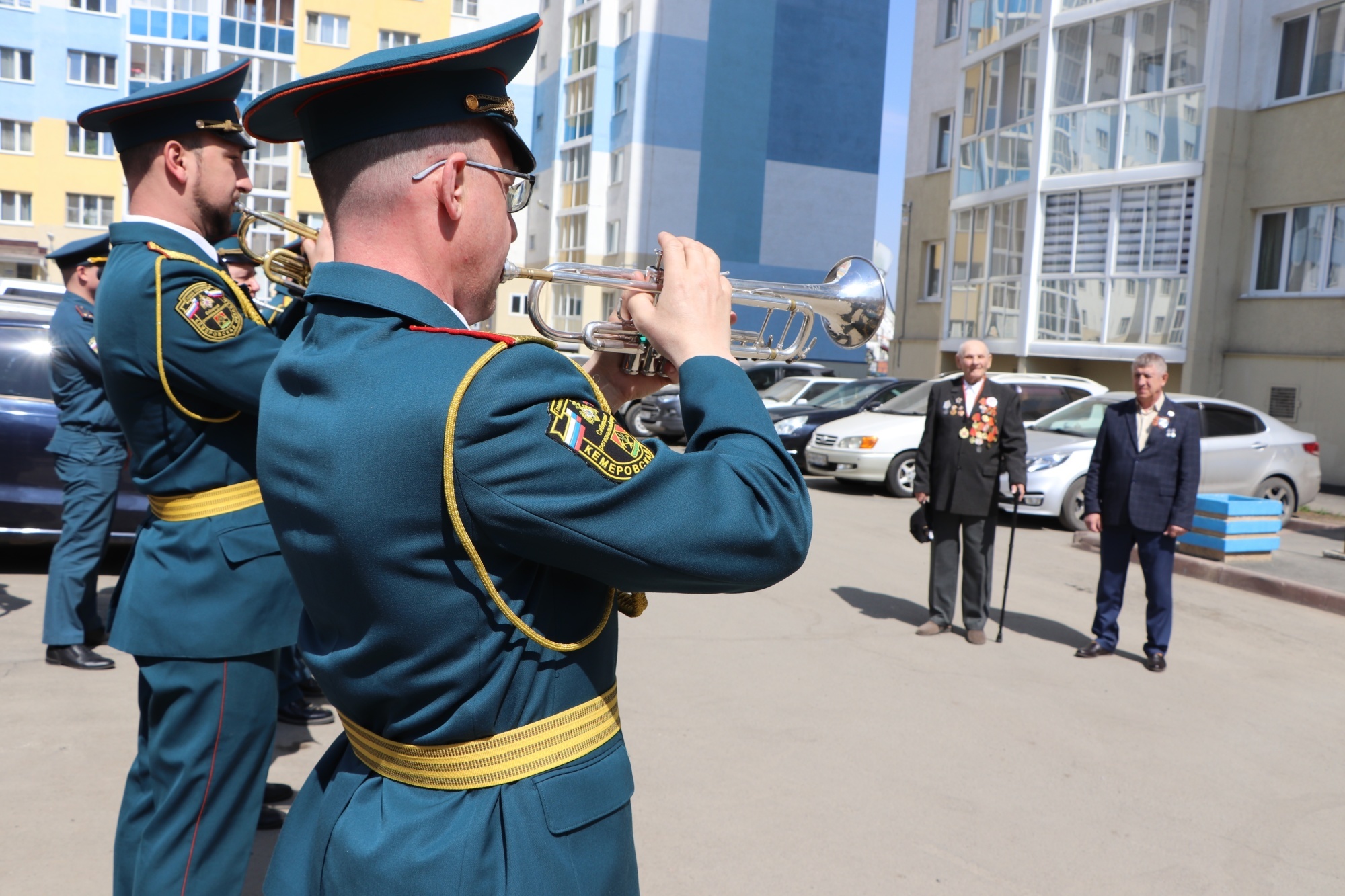 Сотрудники МЧС России поздравляют ветеранов с предстоящим Днём Великой  Победы - Новости - Главное управление МЧС России по Кемеровской области -  Кузбассу