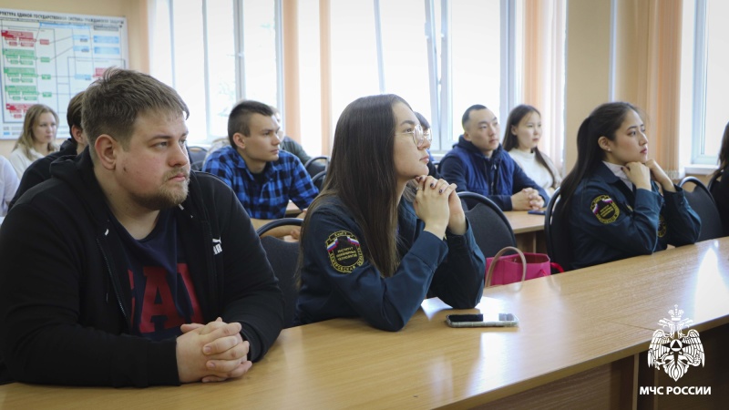 Сотрудники МЧС России проводят профориенатционные занятия со студентами вузов