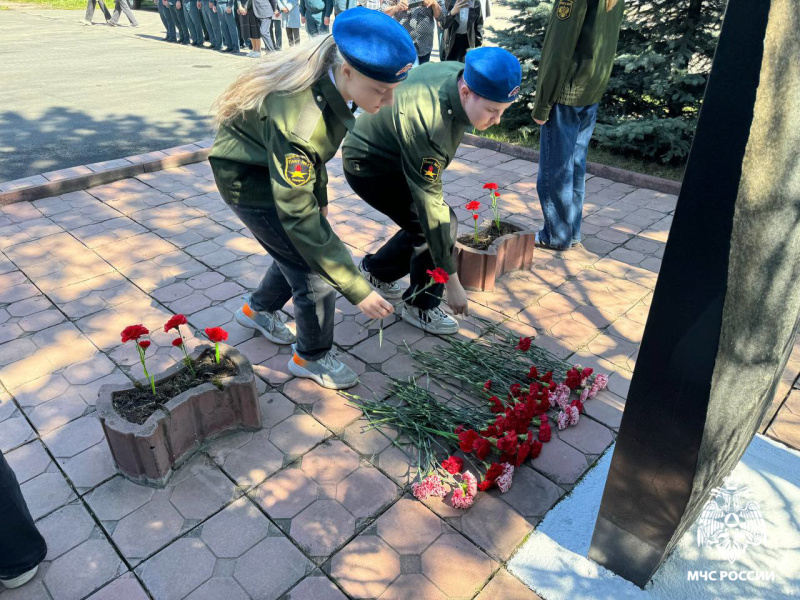 В Кузбассе почтили память огнеборцев, погибших при тушении пожара на заводе «Коммунар» в 1943 году