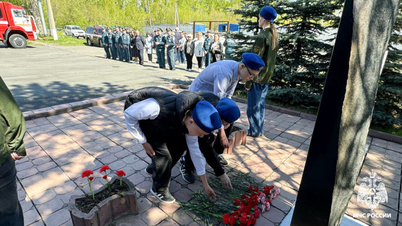 В Кузбассе почтили память огнеборцев, погибших при тушении пожара на заводе «Коммунар» в 1943 году