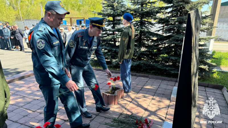 В Кузбассе почтили память огнеборцев, погибших при тушении пожара на заводе «Коммунар» в 1943 году