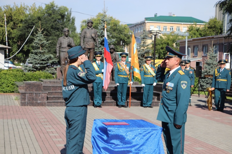 Специалисты МЧС России, получившие первые специальные звания, приняли присягу