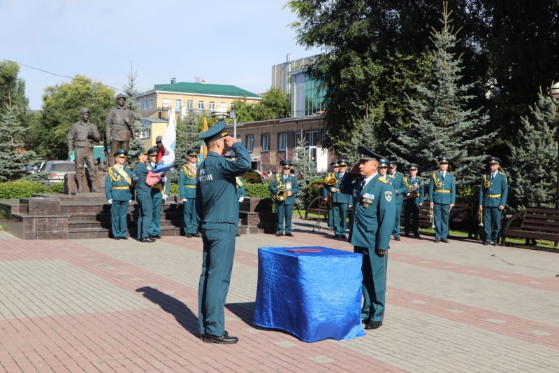 Специалисты МЧС России, получившие первые специальные звания, приняли присягу