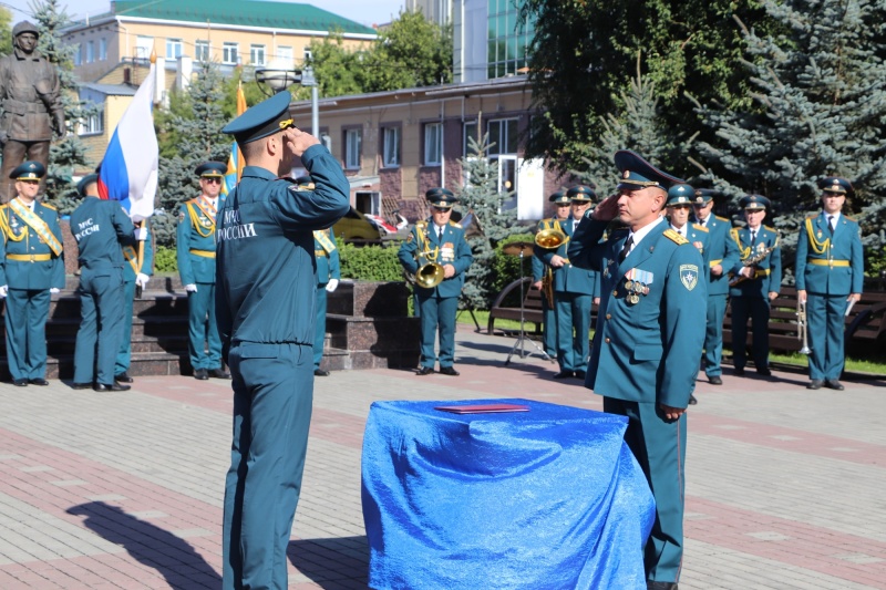 Специалисты МЧС России, получившие первые специальные звания, приняли присягу