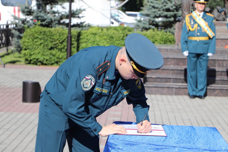 Специалисты МЧС России, получившие первые специальные звания, приняли присягу