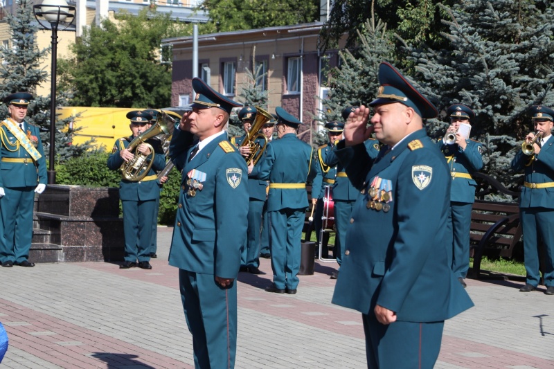 Специалисты МЧС России, получившие первые специальные звания, приняли присягу