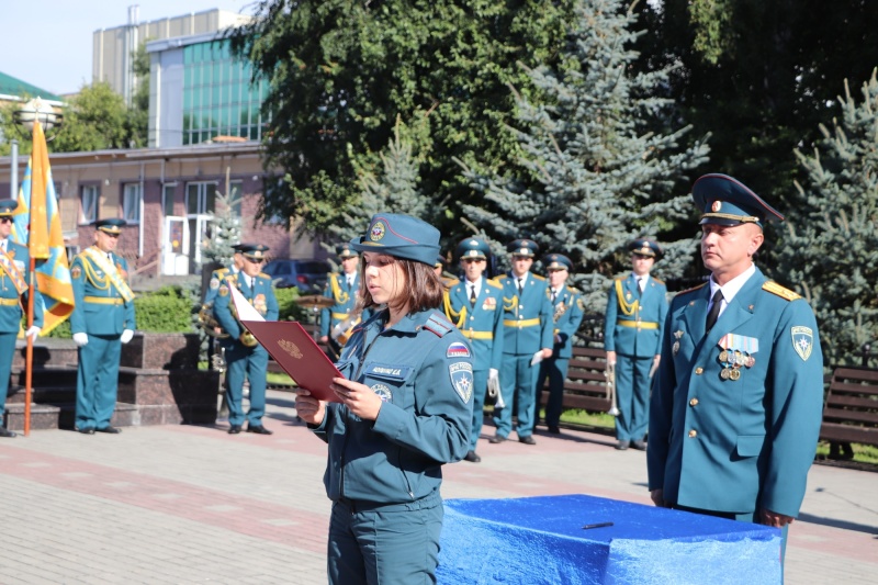 Специалисты МЧС России, получившие первые специальные звания, приняли присягу