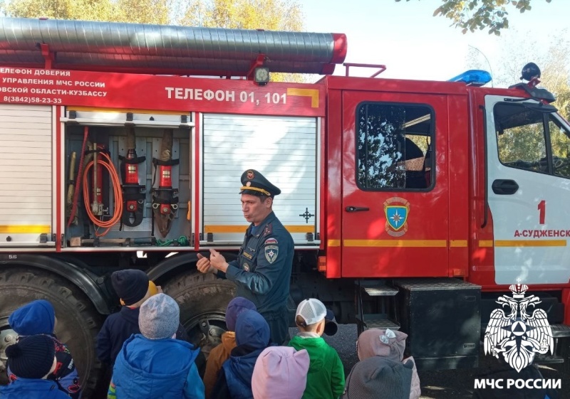 Дошколята Кузбасса узнают об опасности пожаров от профессиональных огнеборцев